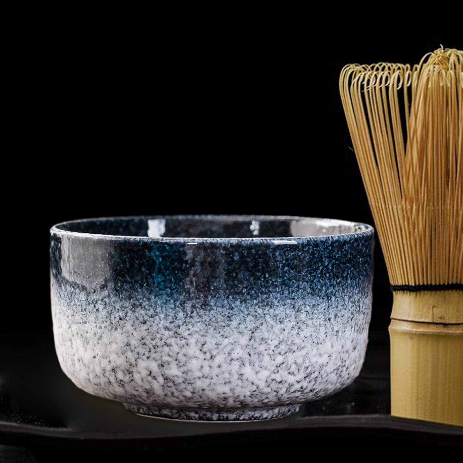 陶器製の抹茶碗。伝統的な日本の茶道具。抹茶を打つための茶筅、 - Japanese Tea のレビューと価格