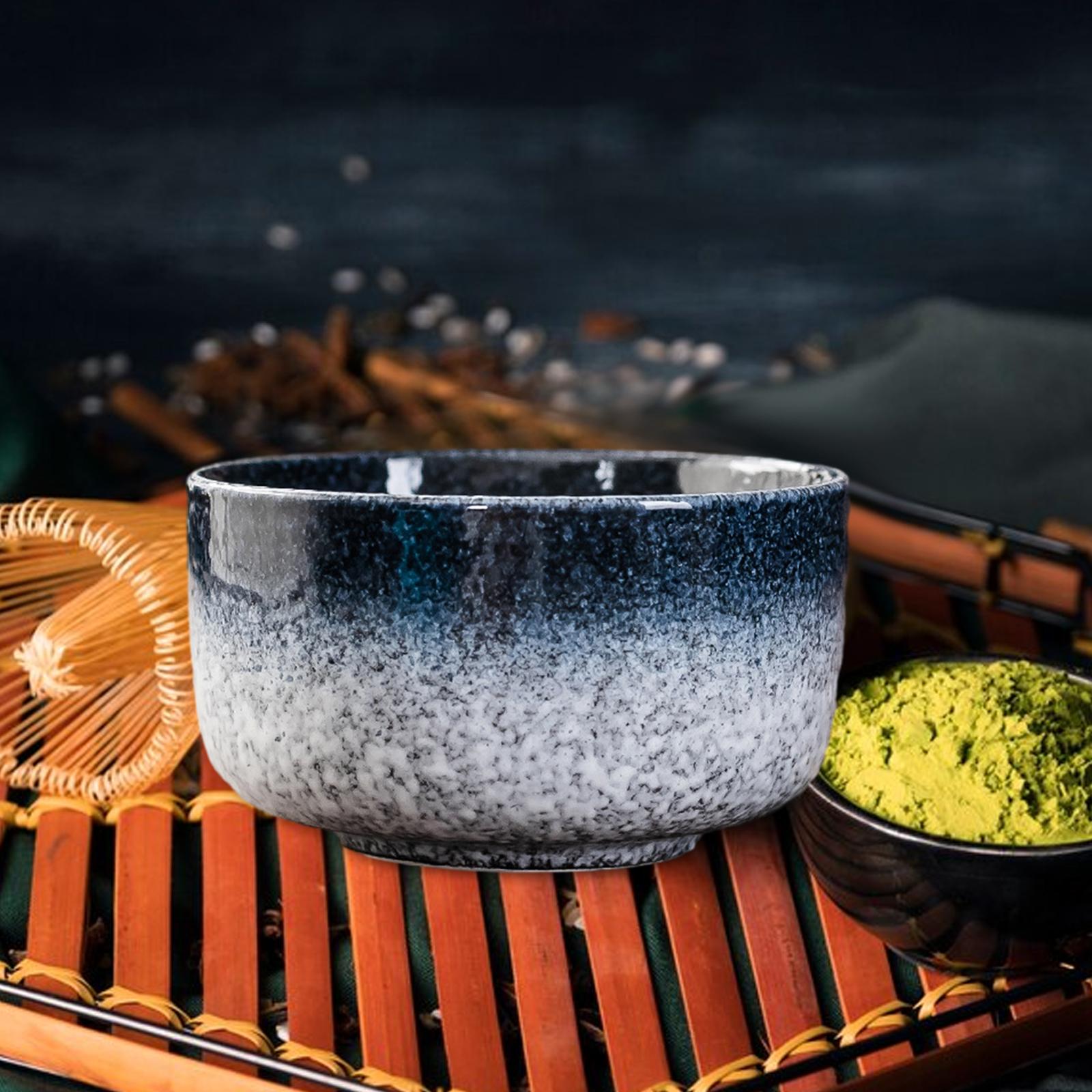 陶器製の抹茶碗。伝統的な日本の茶道具。抹茶を打つための茶筅、 - Japanese Tea のレビューと価格